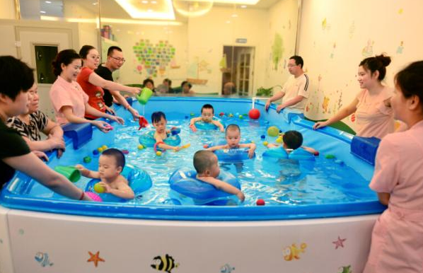 郑州市婴儿游泳培训，开启孩子快乐成长之旅