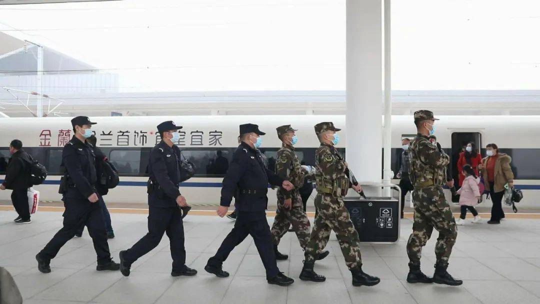 武警火车站执勤图，守护城市的窗口