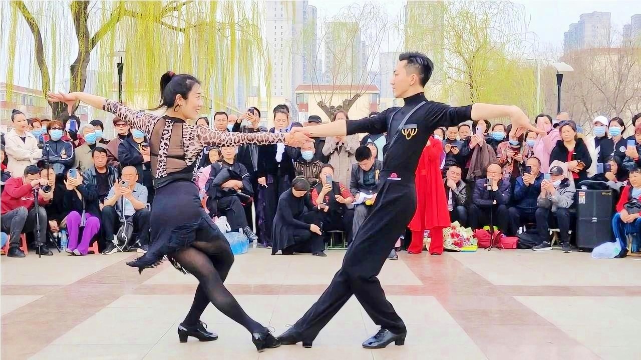 活力四溢的广场拉丁舞，在节拍中绽放的生命之光