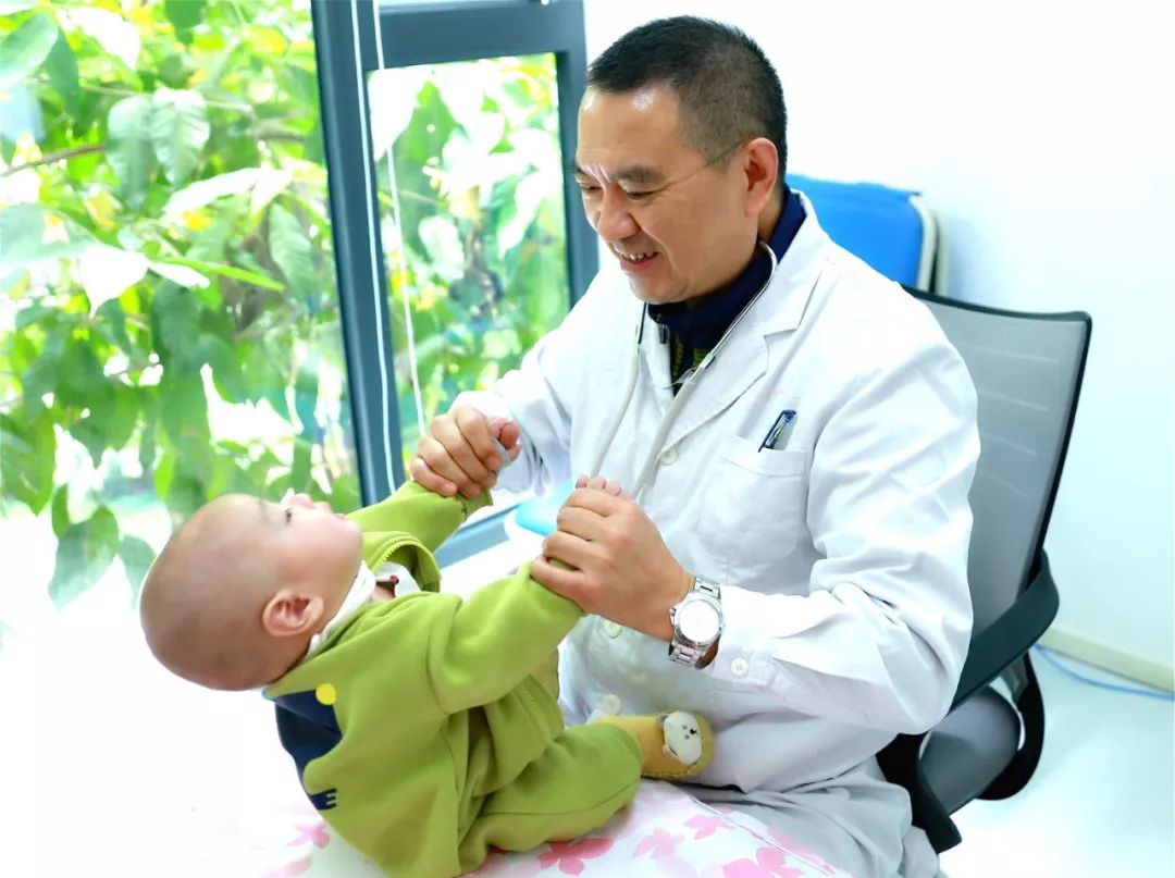 儿童消化科专家，守护儿童健康的守护者