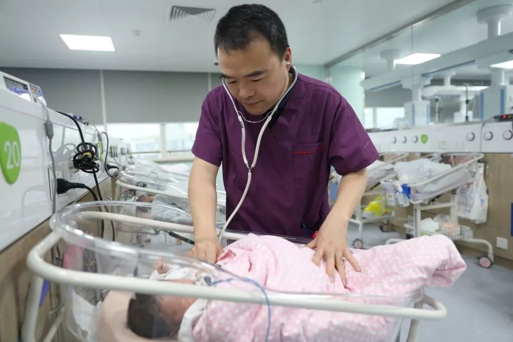 儿科危重症专家，守护生命的勇士