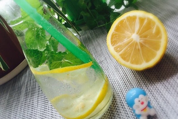 柠檬苏打饮料，一种清新独特的口感体验
