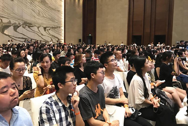 赵嘉与一本摄影书，探索影像世界的独特魅力