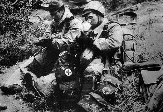二战日本伞兵拉肚子，揭示战争背后的人性困境