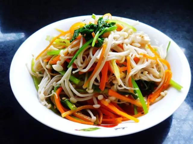 金针菇菠菜蛋花汤，一道营养美味的家常汤品