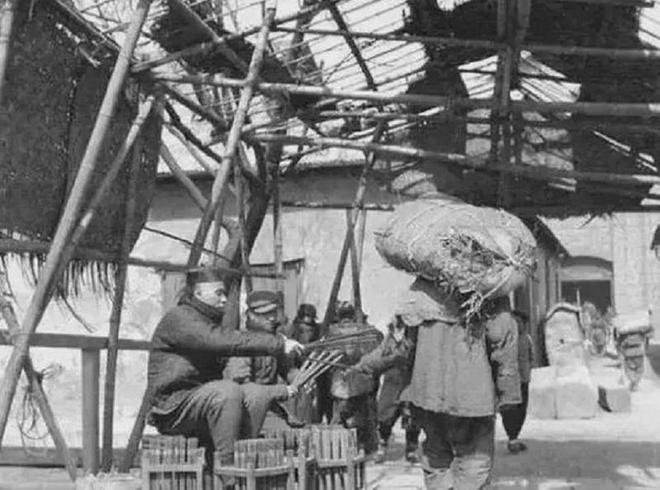 中国90年代伞兵老照片，时光倒流，回忆那些英勇的瞬间