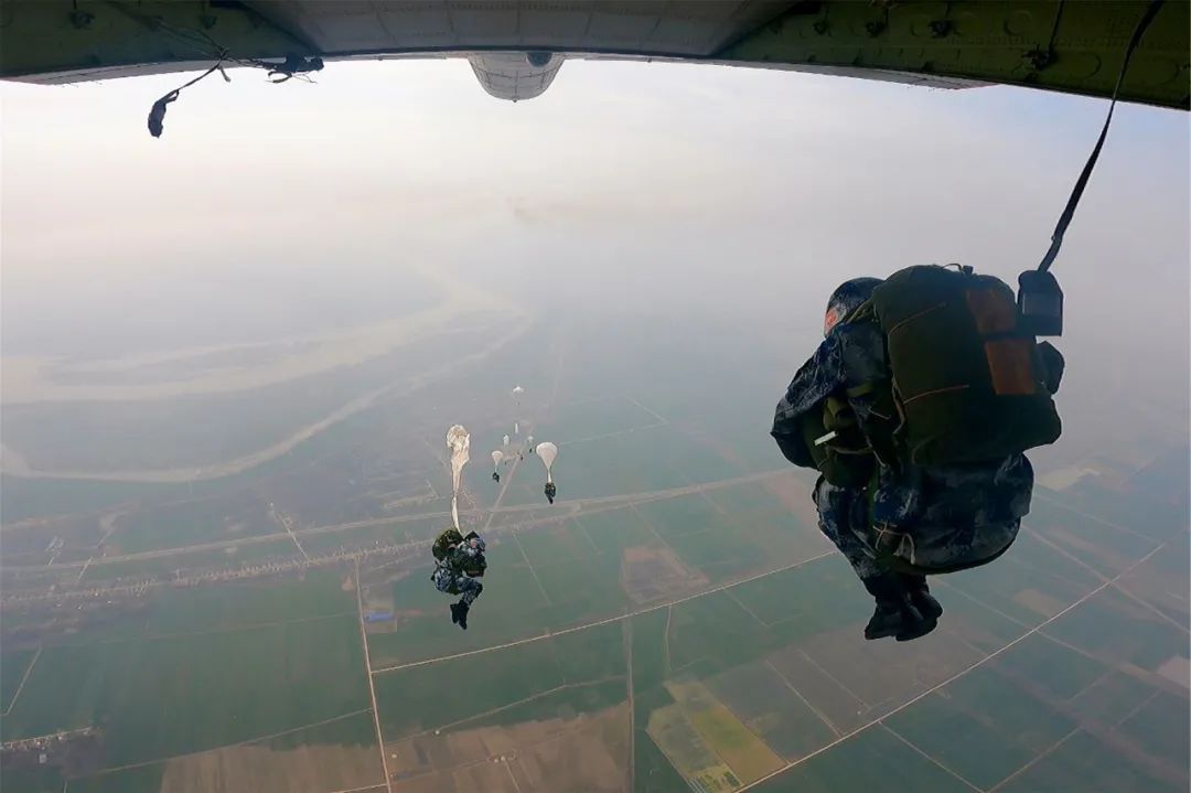 伞兵空降新兵训练，挑战与成长
